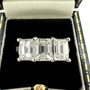 Emerald cut diamond three stone ring - Picture 1 of 11
