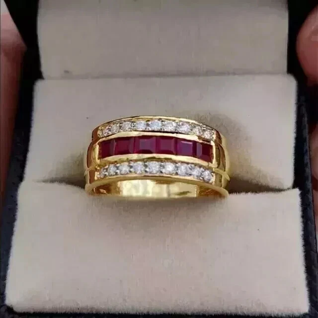 Anillo de boda de oro amarillo de 14 quilates con rubí rojo simulado de corte princesa de 3 quilates para hombre Foto 1 de 4