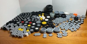 LEGO ENORME LOTTO sfuso ruote oltre 1,5 libbre pneumatici mozzi auto aereo pezzi - Foto 1 di 21
