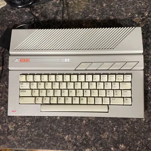 Atari XE 130xe Computer NTSC with Power Supply and TV cable - Tested - Afbeelding 1 van 10