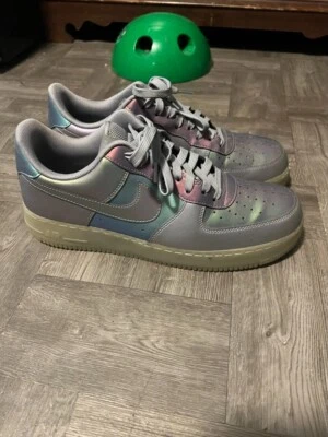 Talla 11.5 - Nike Air Force 1 '07 LV8 Bajo Iridiscente Foto 1 de 4