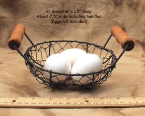 Pequeña CESTA DE ALAMBRE REDONDA PRIMITIVA con asas de madera -- Granja/País - Imagen 1 de 4