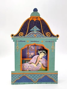 Tarjeta de felicitación vintage con sello 3D - basada en princesa reclinada en pabellón 1923 - Imagen 1 de 10