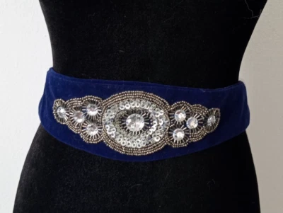 Cinturón de terciopelo púrpura profundo KIMCHI AZUL con apliques de lentejuelas y estrás talla grande Foto 1 de 4