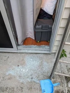Glass door for sale, just need to put it tg, good condition - Picture 1 of 1