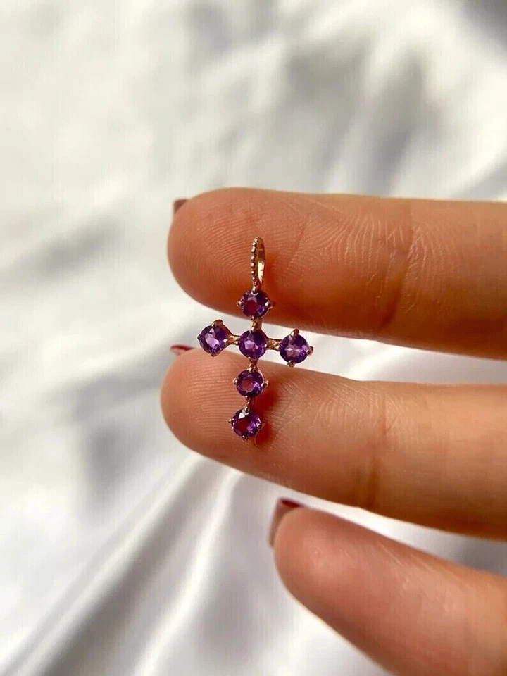 Impresionante colgante de cruz de amatista simulada de corte redondo para mujer enchapado en oro rosa de 14 quilates Foto 1 de 4