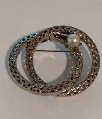 双环银色胸针白色珠饰 — 第 1/4 张图片