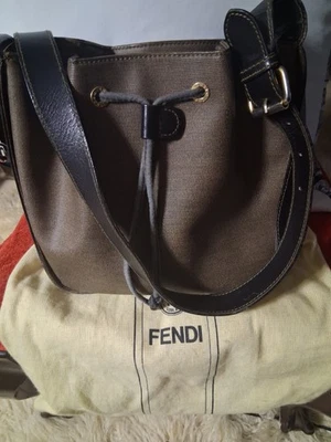 Bolso Cubo Hobo Fendi Hobo De Colección con Cordón y Logotipo FF Motivo... Foto 1 de 4