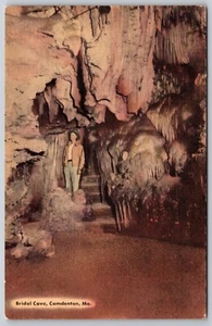 Brauthöhle Camdenton Missouri Mann steht zwischen Felsformationen Postkarte - Bild 1 von 2