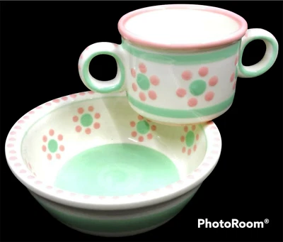 Juego de cuencos y tazas M. Bagwell Baby Dots para niños flores rosas y verdes sobre cerámica crema Foto 1 de 4