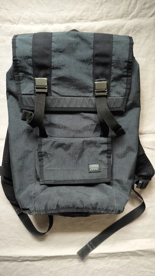 Mochila Mission Workshop Sanction AP 20L MUITO BOA, cinza com interior branco - Imagem 1 de 4