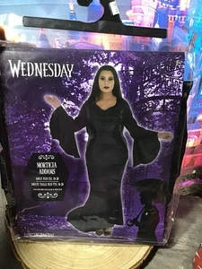 Morticia Addams Kostüm für Erwachsene Größe Plus XXL 18-20 - NEU - Bild 1 von 2