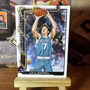 2025-26 Kon Knueppel Topps Holiday RC SSB-KK Holiday Back SSP! Koffer Hit! - Bild 1 von 2