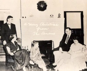 1950's PHOTO CHRISTMAS CARD MCM VINTAGE*THE BENSONS GATHER AROUND THE FIREPLACE - Picture 1 of 3