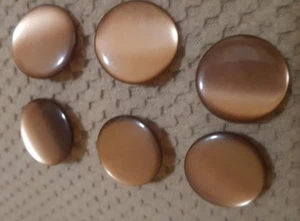 LOT OF 6 SHINY LIGHT BROWN BUTTONS PLASTIC ONE HOLE FOR ATTACHMENT - Picture 1 of 2