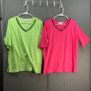 Quacker Factory Set di 2 top impreziositi da paillettes con scollo a V rosa lime/caldo, grandi - Foto 1 di 10