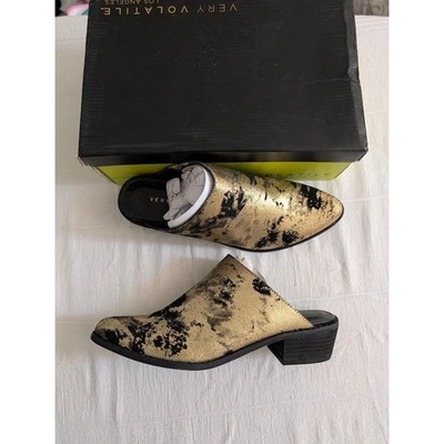 Very Volatile Moonstruck 皮革金色黑色尖头骡跟 7 码 — 第 1/4 张图片