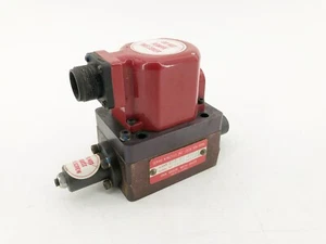 Servo Kinetics 304F40L2021AR Servo Valve - Picture 1 of 7