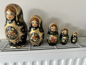 Poupées russes matriochkas vintage peintes main noir et or – Lot de 5 pièces - Imagen 1 de 13