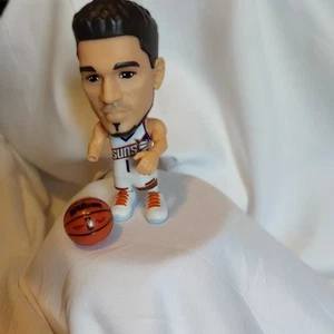 Figura y pelota Devin Booker Phoenix Suns #1 NBA Suprise Zuru *MANO FALTANTE* - Imagen 1 de 3
