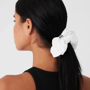 ALO Yoga Bead It Oversized Scrunchie in White NWT - Picture 1 of 7