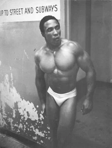 Carrozziere Leon Brown By Subway Exit anni 70 - Foto 1 di 1