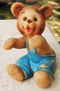 VINTAGE 1950ERer ENTZÜCKENDER BÄR IN LATZOVERALLS GUMMI SPIELZEUG - BONNYTEX CO. NEW YORK - Bild 1 von 9