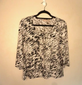 Chico's size 1 M black white grey 3/4 sleeve top pullover pleat neck EUC 20"PTP - Picture 1 of 5
