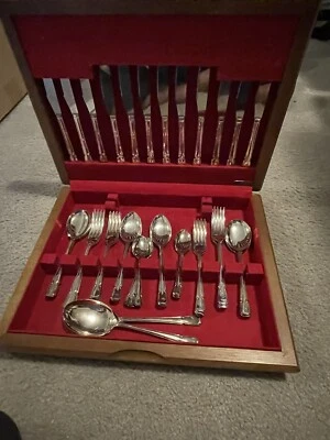 Juego de 44 cubiertos Sheffield England plateados en caja de madera patrón desconocido Foto 1 de 4