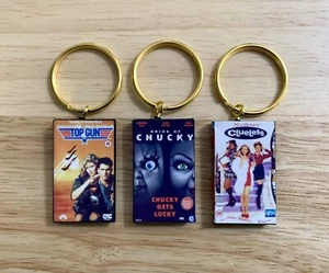 Llavero de película VHS en miniatura CUALQUIER PELÍCULA QUE TE GUSTE Novedad llavero película - Imagen 1 de 23