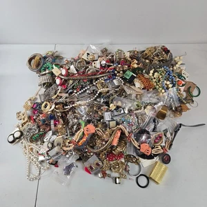 20 GROSSE PFUND Schmuck Lot Vintage Mod Trödel Handwerk gute Gebrauchsspuren Wiederverkauf gemischt in VERHEDDERT - Bild 1 von 8