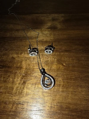 Juego de collar de diamantes 10k y pendientes 14k Foto 1 de 2