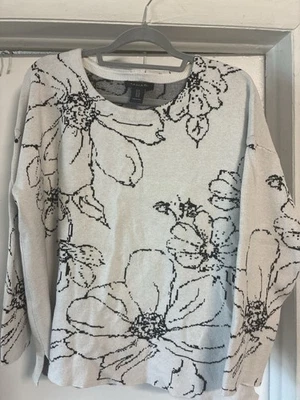 Suéter tejido Tahari para mujer talla grande beige negro estampado floral Foto 1 de 2