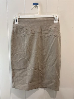 XOXO Falda lápiz beige con cremallera de bronce en la espalda. Talla 5/6 Foto 1 de 4