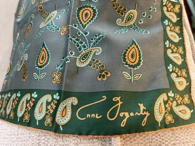 Bufanda de seda vintage Anne Fogerty verde y gris cachemira medidas 24 X 24 Foto 1 de 4