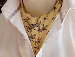 VINTAGE 1950S TOOTAL YELLOW HORSES & HOUNDS HUNTING CRAVAT/ASCOT SCARF/GOODWOOD - Picture 1 of 20