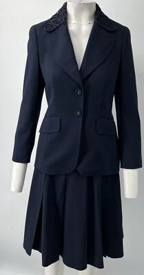 Conjunto de traje chaqueta bordada con encaje azul marino Escada + falda plisada talla 36 Foto 1 de 4