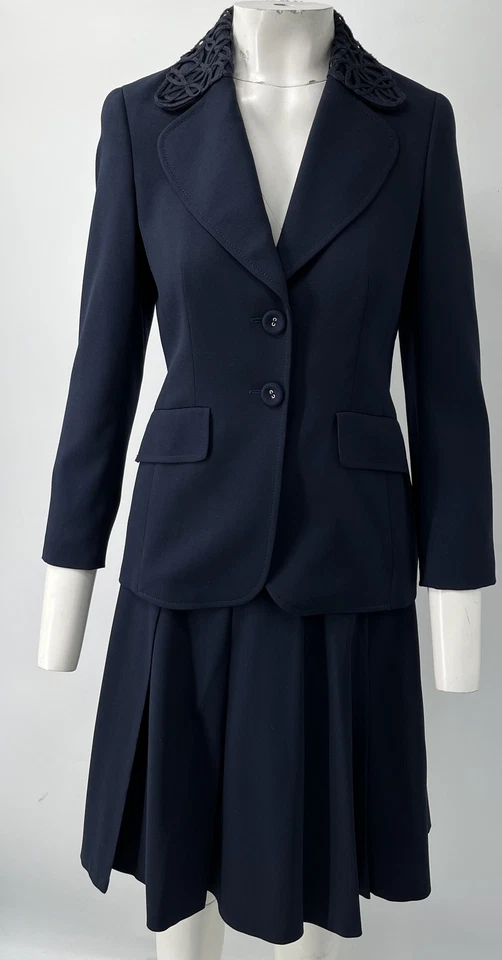 Conjunto de traje chaqueta bordada con encaje azul marino Escada + falda plisada talla 36 Foto 1 de 4