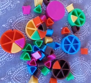 Trivial Pursuit 20th Anniversary Round Wedge Holders with Wedges Pre-owned  - Bild 1 von 1
