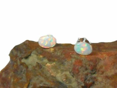 Серьги-гвоздики из стерлингового серебра 925 пробы с огненным овальным белым опалом — 5 x 7 мм - Изображение 1 из 4