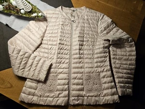 Leichte Steppjacke mit Spitzendetails Größe 38/40 von "Marc Cain"! - Bild 1 von 10