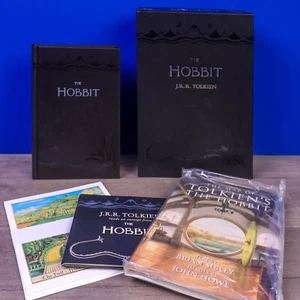 Lo Hobbit - SCATOLA DA COLLEZIONE EDIZIONE LIMITATA, J.R.R. Tolkien, COMPLETO, mappa, CD - Foto 1 di 1