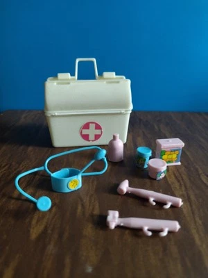 "MATTEL" Valigetta con accessori per Barbie "Doctor", 1987, plastica. - Immagine 1 di 4