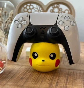Pikachu Porta Controller Pokémon Supporto PS5 Xbox Nintendo Fan Art - Foto 1 di 5