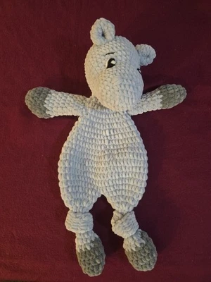 Peluche de peluche Lovey azul de ganchillo hecho a mano - enfermera temática de safari  Foto 1 de 3