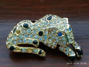  BIGIOTTERIA VINTAGE SPILLA   PANTERA ACCUCCIATA IN  METALLO STRASS E SMALTO  - Foto 1 di 4