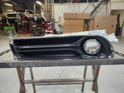 2011-2014 CHRYSLER 300 GENUINE MOPAR RH FOG LAMP BEZEL 68127946AB/ CH1039126C - Изображение 1 из 4