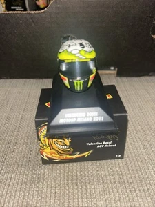Minichamps 1/8 Helmet - V. Rossi - 2011 Misano MotoGp - 398110076 - Picture 1 of 4