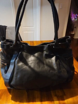 Bolso de mano de cuero negro Jill Stuart herrajes negros  Foto 1 de 4