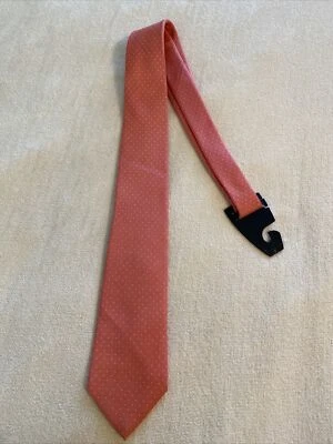 ¡¡¡ESTILOSO!!! Bloomingdales Salmón con Lunares Blancos Corbata de Seda Hecha en Inglaterra Foto 1 de 4